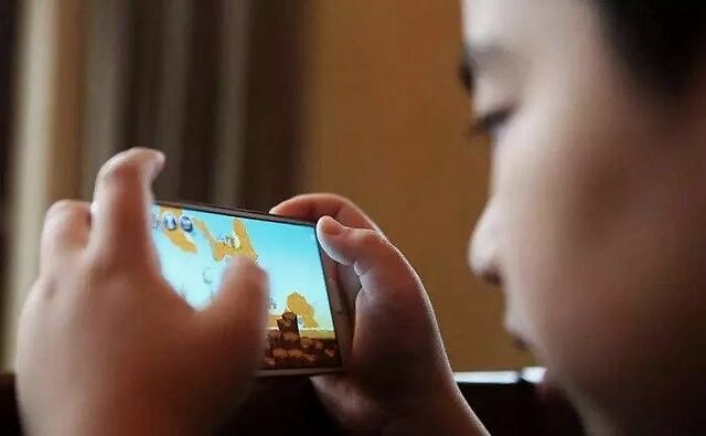 孩子玩手机游戏的好处与坏处_不给手机玩游戏小孩受不了_孩子玩手机游戏危害