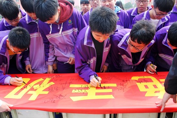 儿童禁止玩手机游戏吗图片_禁止玩手机图片简笔画_禁止儿童图片玩手机游戏