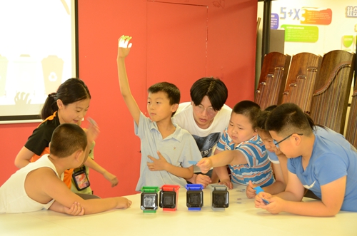 3岁宝宝玩手机小游戏视频_小孩玩手机视频素材_视频小孩玩手机
