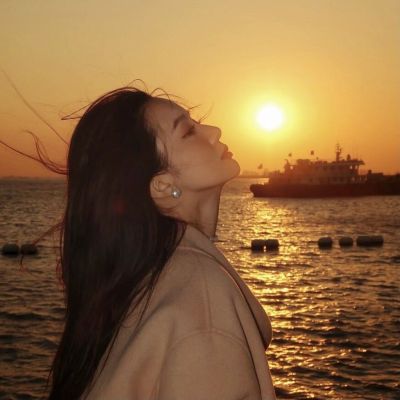 头像大方简单女动漫_30岁女头像简单大方_头像大方简单女生