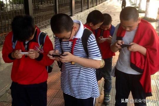 小伙子玩游戏_小伙玩手机游戏图片_8个小伙玩手机游戏