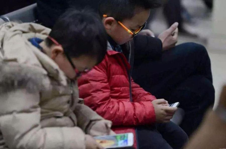 8个小伙玩手机游戏_小伙玩手机游戏图片_小伙子玩游戏
