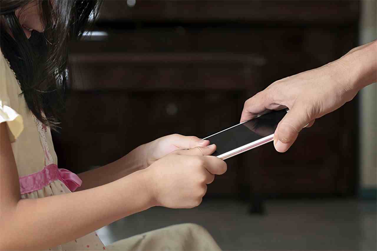 儿童沉迷于手机游戏的危害_沉迷儿童手机游戏怎么解决_儿童沉迷游戏手机